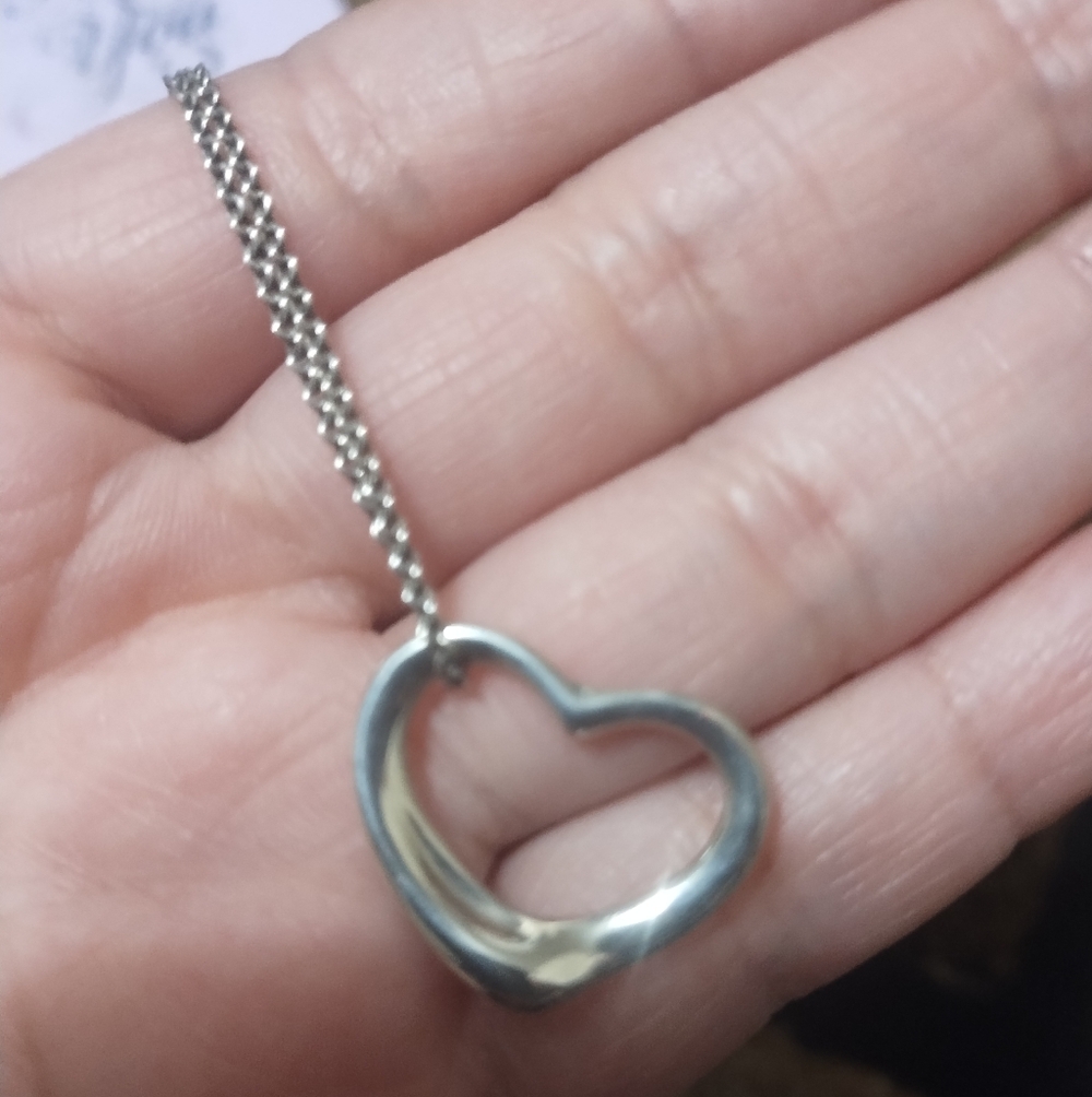 Tiffany & Co. Silver Heart Necklace with pouch and box - Picture 7 of 9